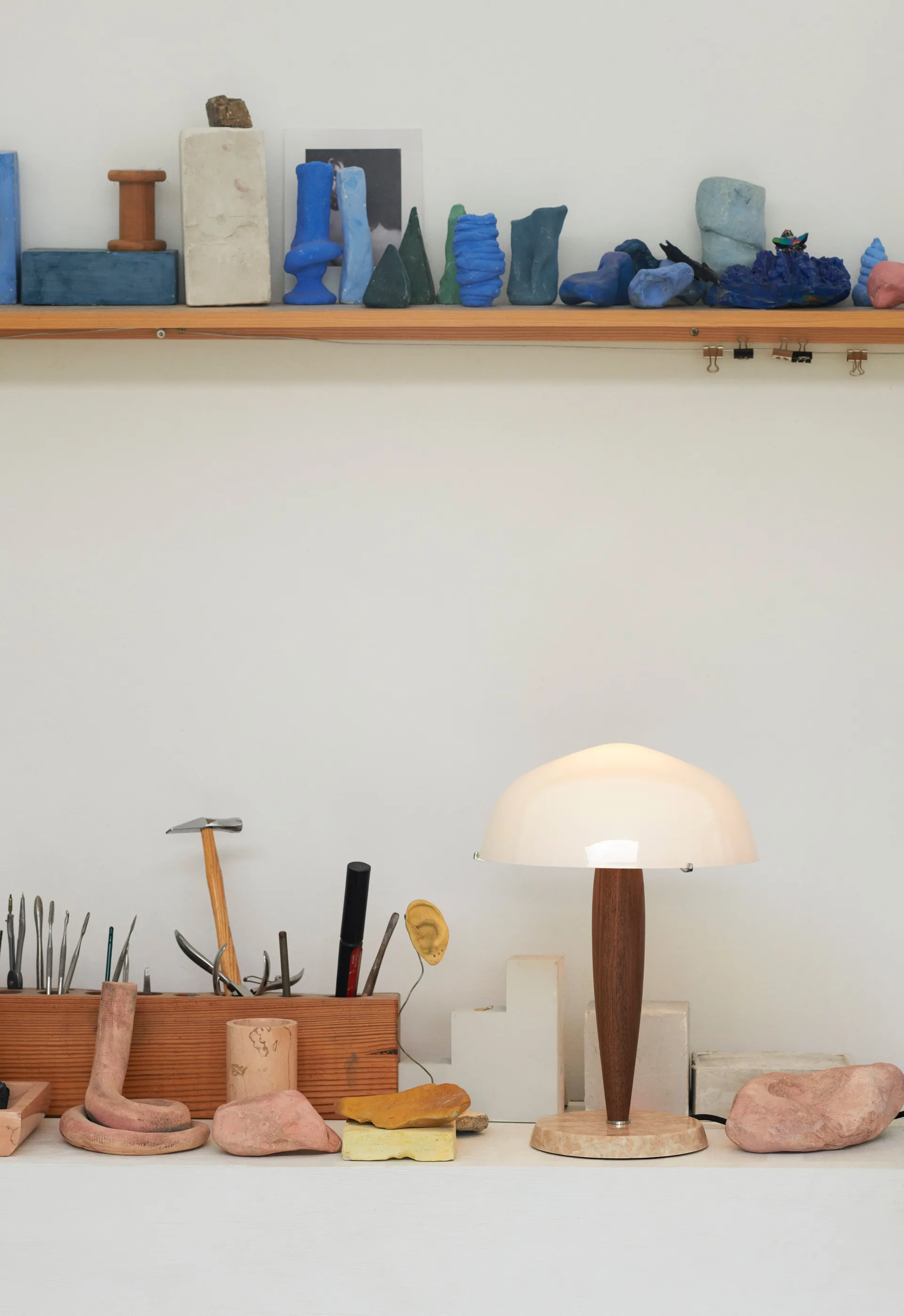 헤르만 SHY3 테이블 조명, walnut & cream marble, textile cord &Tradition | 앤트레디션