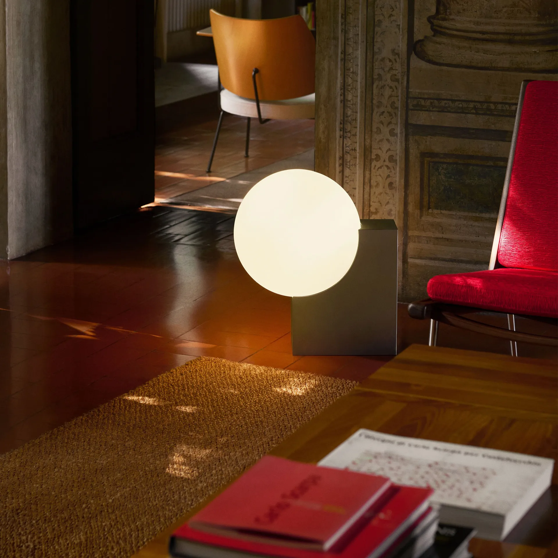 저니 SHY4 플로어 조명, Brushed steel-opal glass &Tradition | 앤트레디션