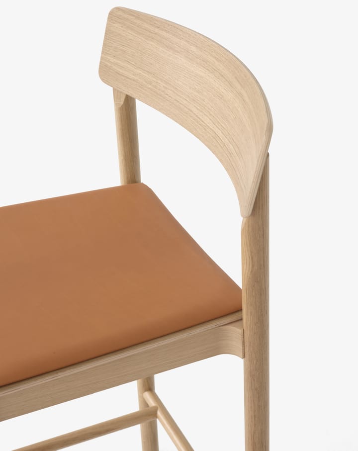 베티 TK14 카운터 체어 65 cm, Noble leather cognac-lacquered solid oak &Tradition | 앤트레디션