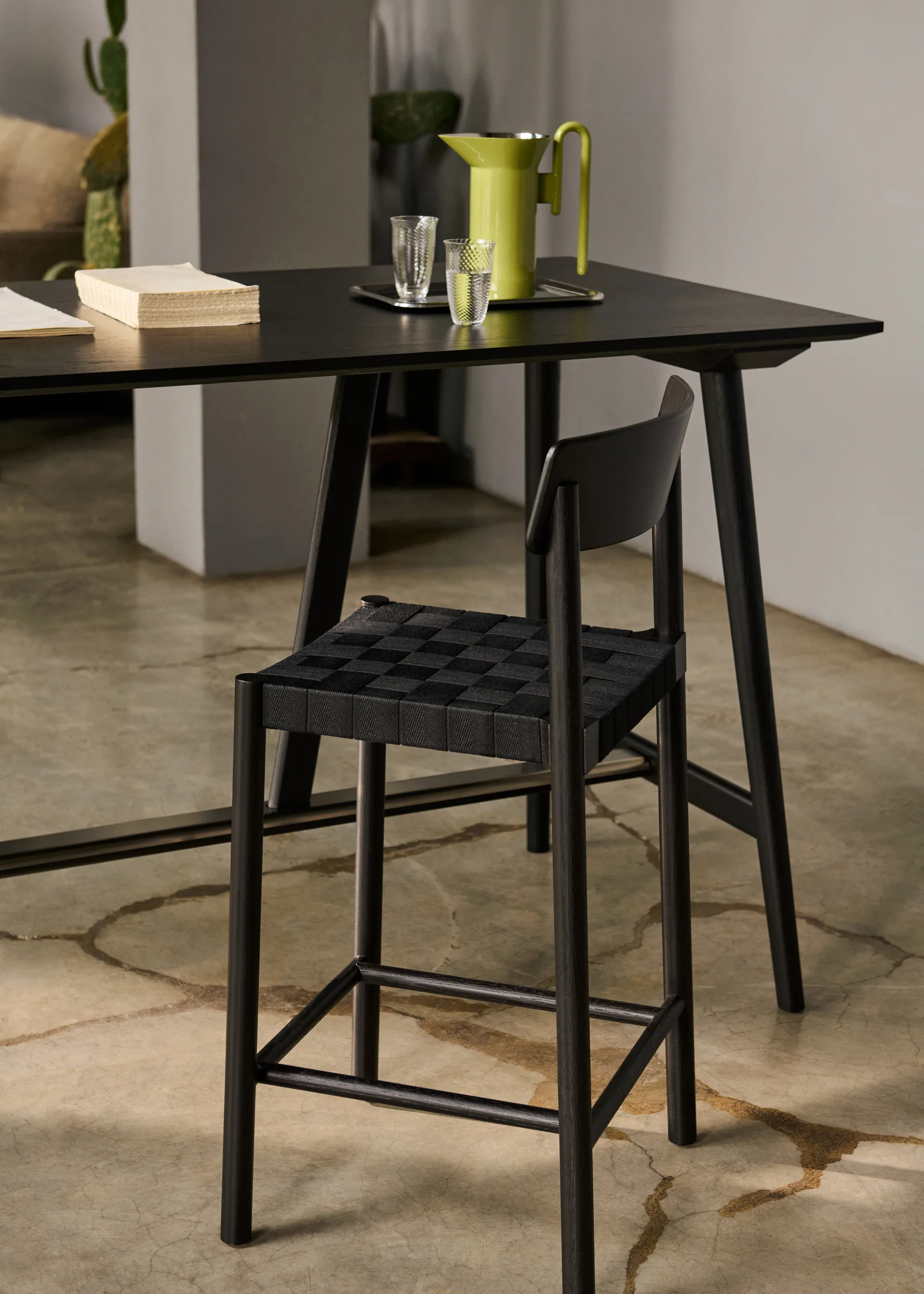 베티 TK15 바 체어 75 cm, Black lacquered ash-black linen &Tradition | 앤트레디션
