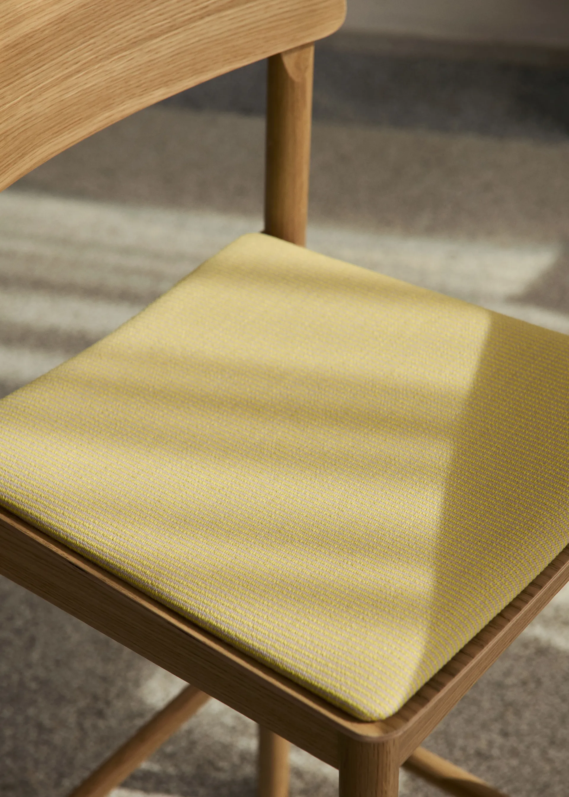 베티 TK17 바 체어 75 cm, Fuse 0421-laquered solid oak &Tradition | 앤트레디션