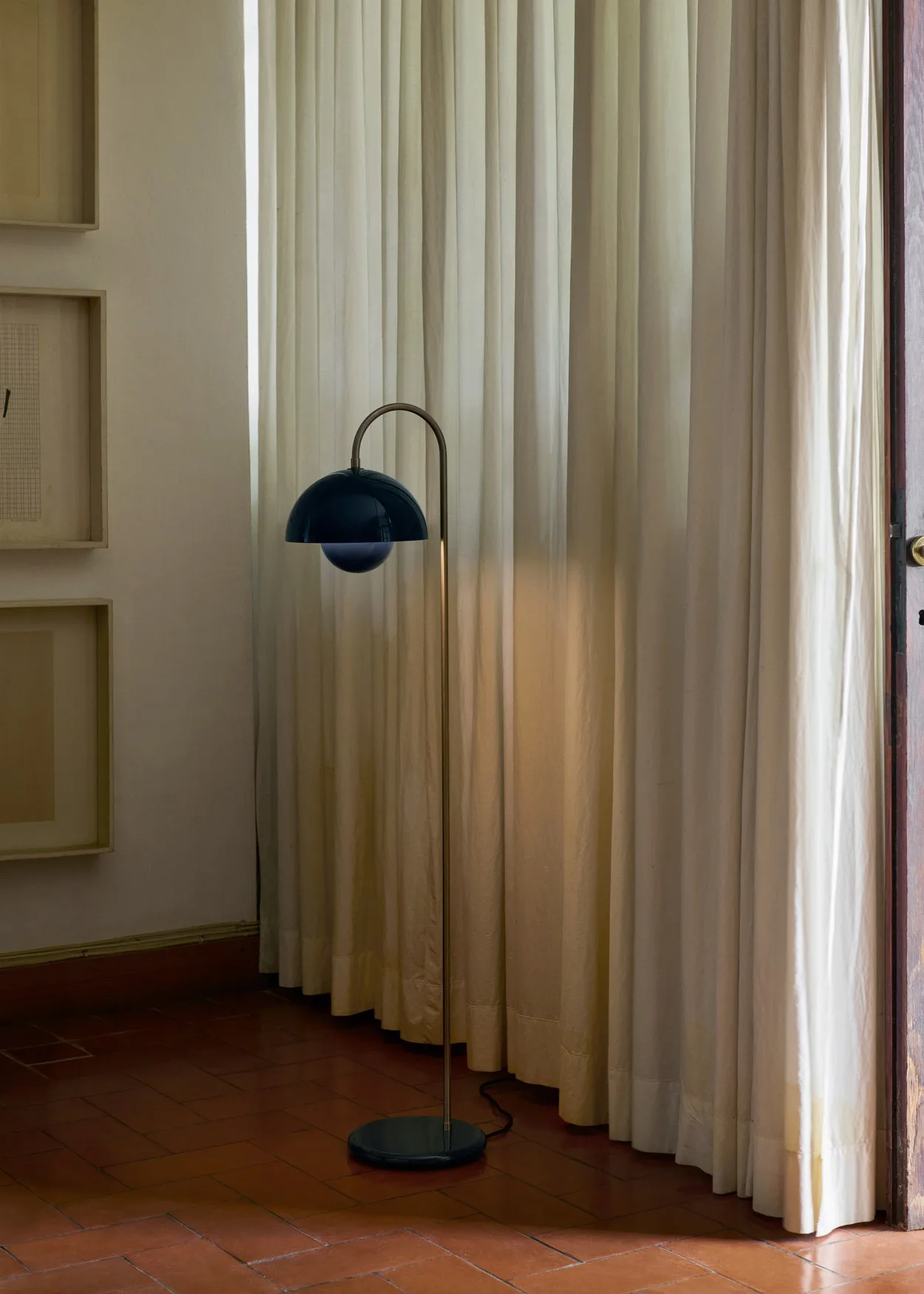 플라워팟 VP12 플로어 조명, Steel blue &Tradition | 앤트레디션