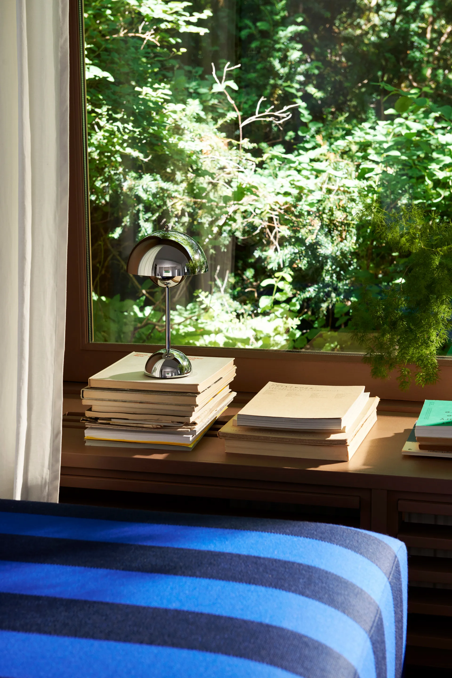 플라워팟 VP9 무선 테이블 조명, Chrome &Tradition | 앤트레디션