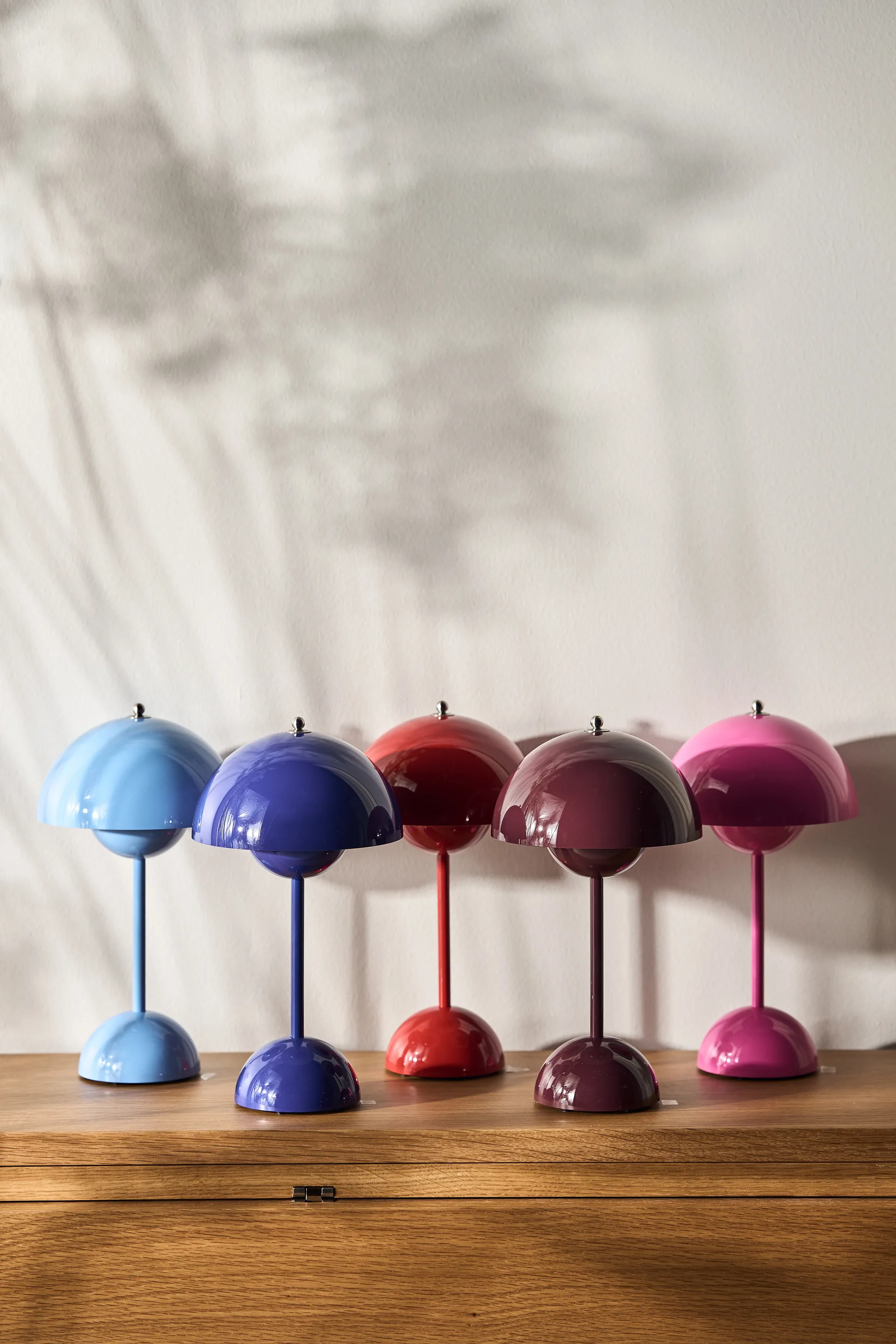 플라워팟 VP9 무선 테이블 조명, Cobalt blue &Tradition | 앤트레디션