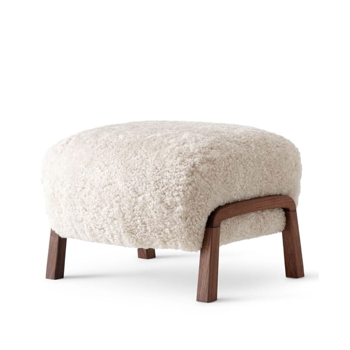 Wulff ATD3 풋스툴 - Sheepskin moonlight, walnut legs - &Tradition | 앤트레디션