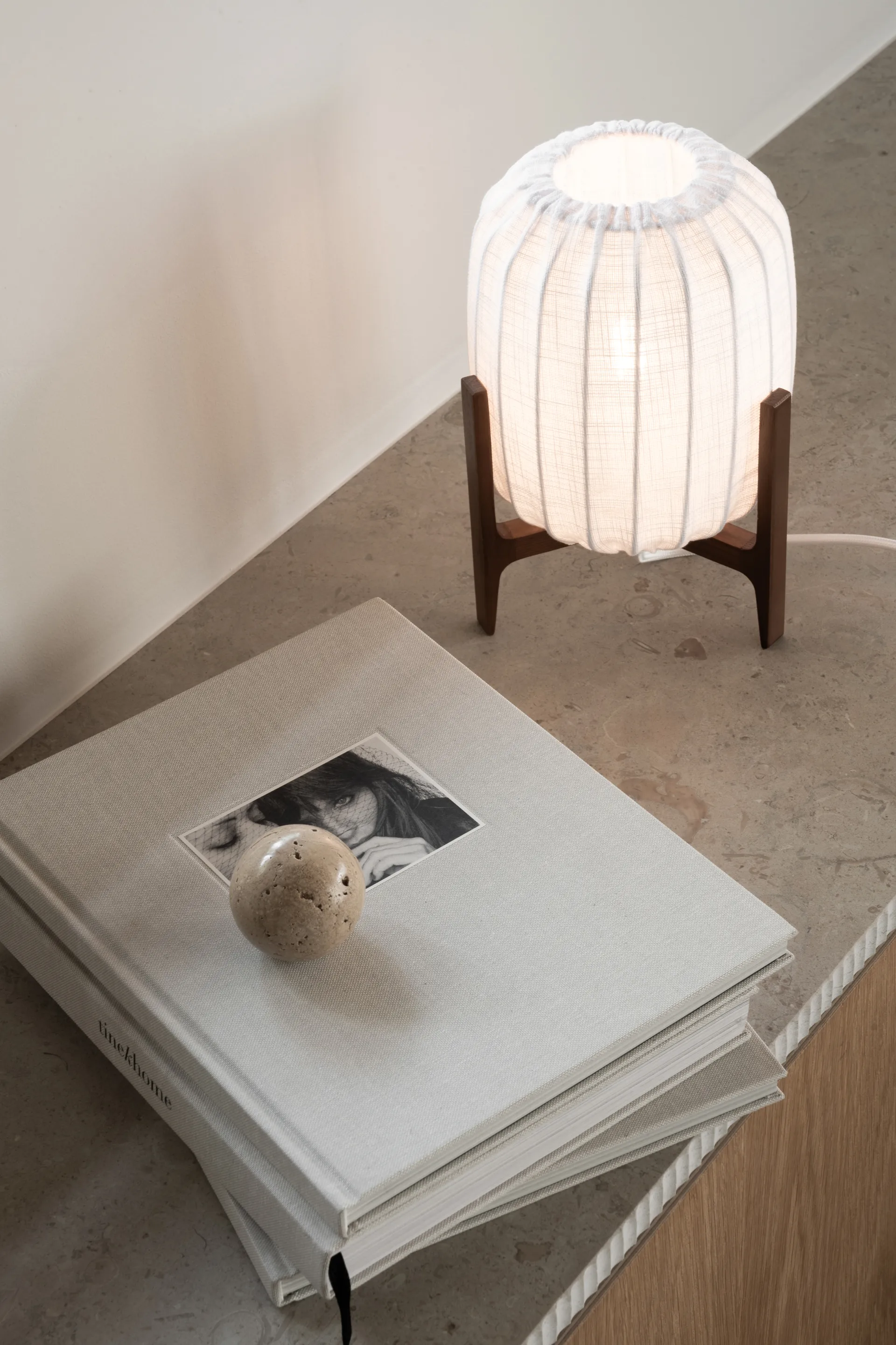 프리즈마 테이블 조명, Dark ash-White, Mini Ø16x24.3 cm Watt & Veke | 와트앤베케