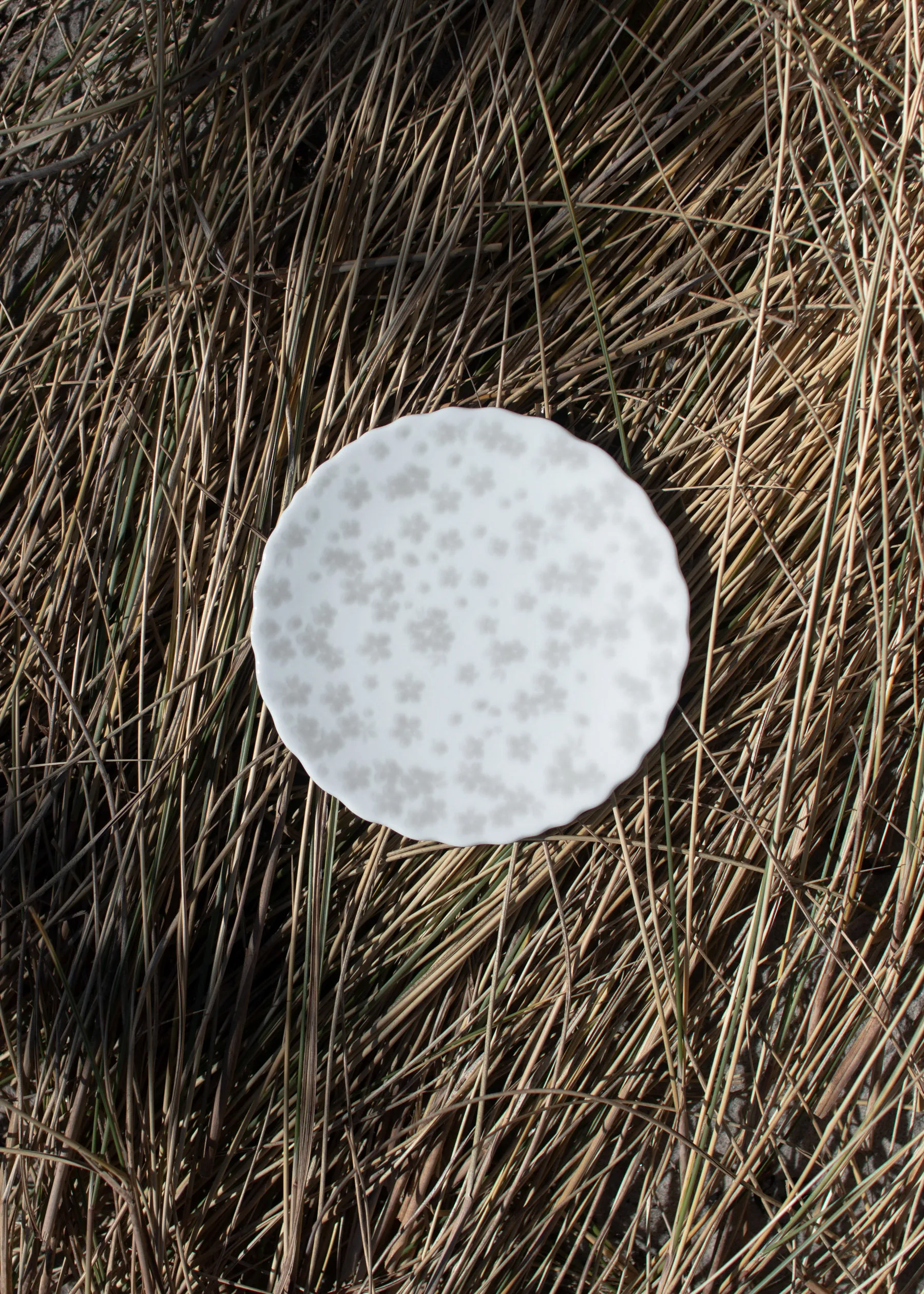 슬로프블룸 접시 Ø13 cm, grey Wik & Walsøe | 윅 & 왈쉐