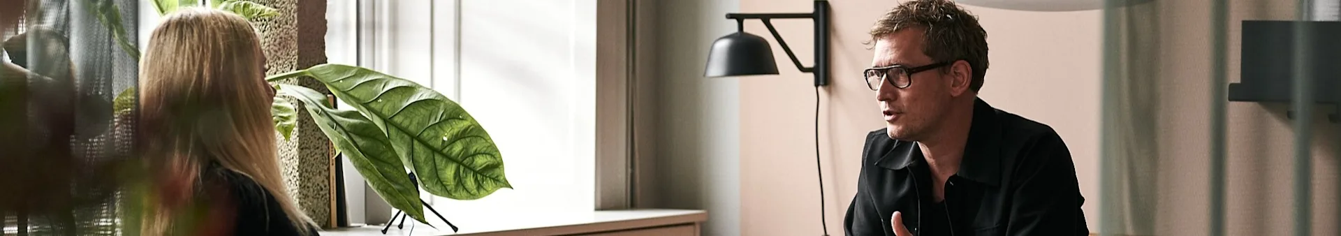 노르딕네스트와 무토 간의 인터뷰가 진행되고 있는 무토 쇼룸
