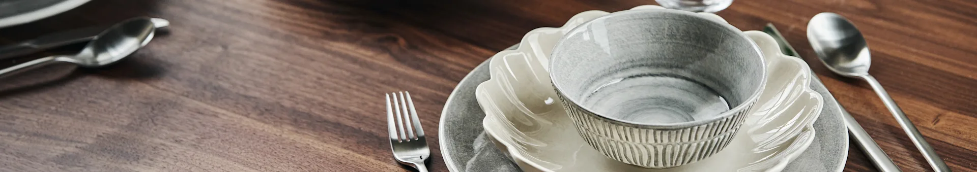 노르딕 네스트에서 더 많은 테이블 꾸미기 영감을 발견하세요.
