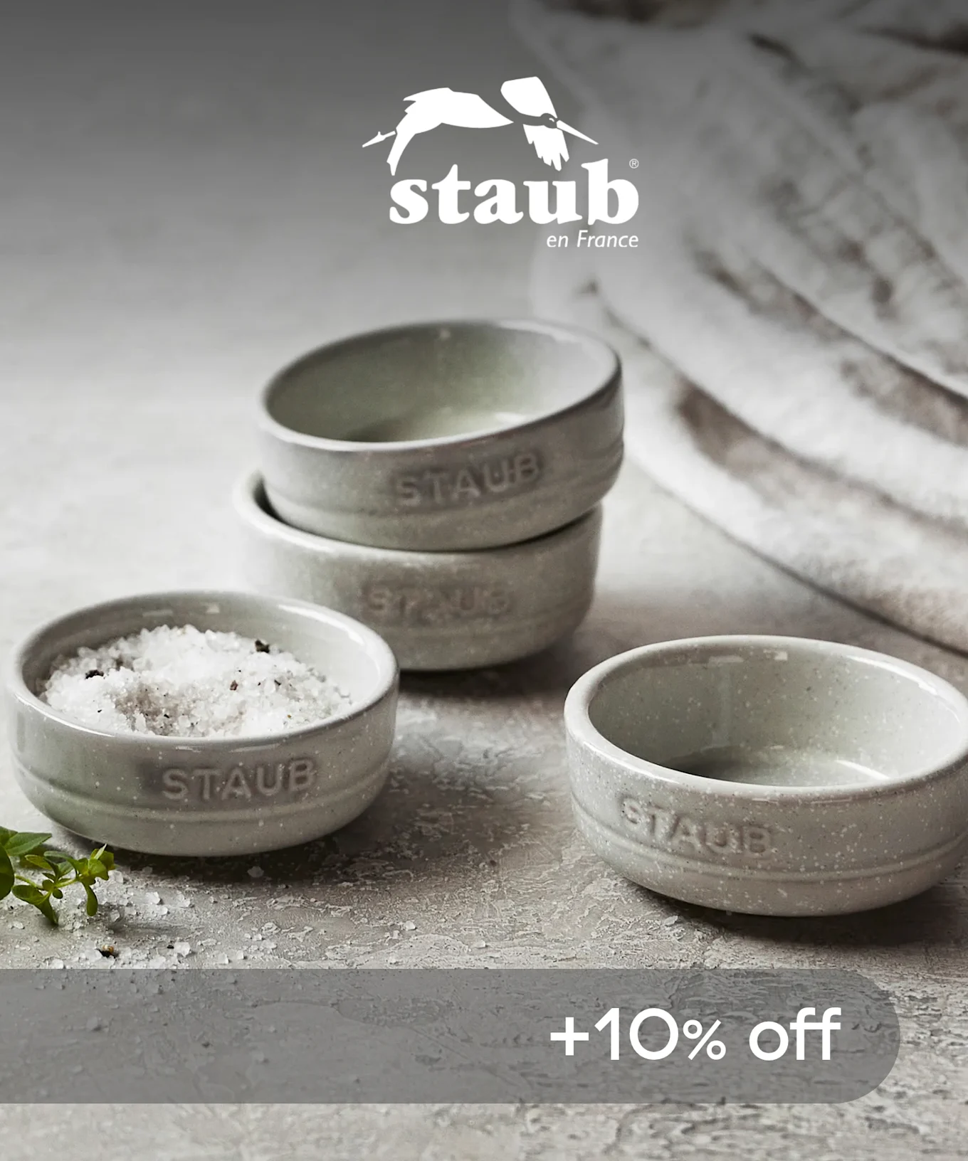 스타우브 세라믹 볼, 하나는 소금으로 채워져 있고, 일부는 쌓여 있으며, 10% 할인.