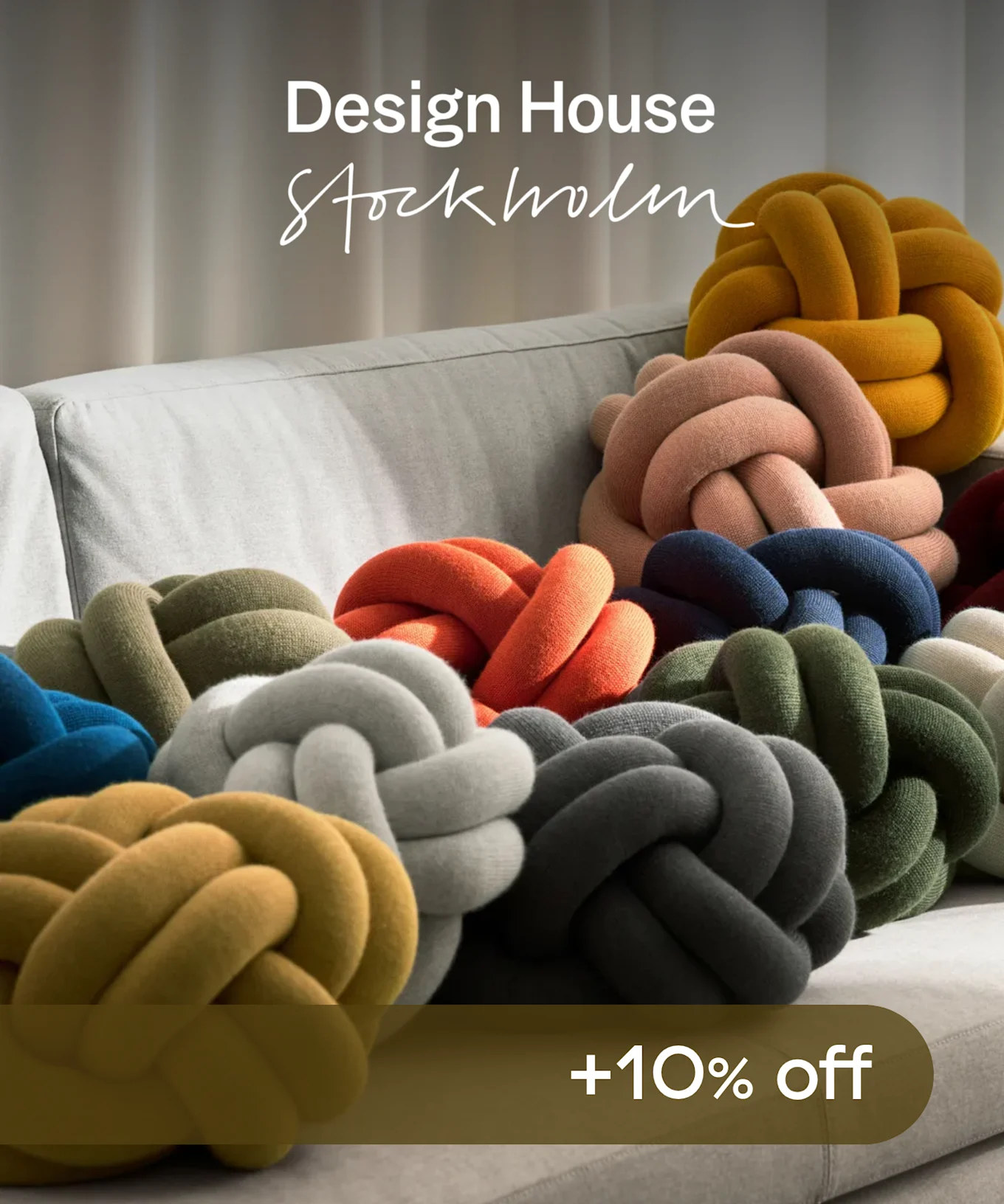 소파에 놓인 다양한 색상의 매듭 쿠션, 'Design House Stockholm' 및 '+10% 할인' 문구.