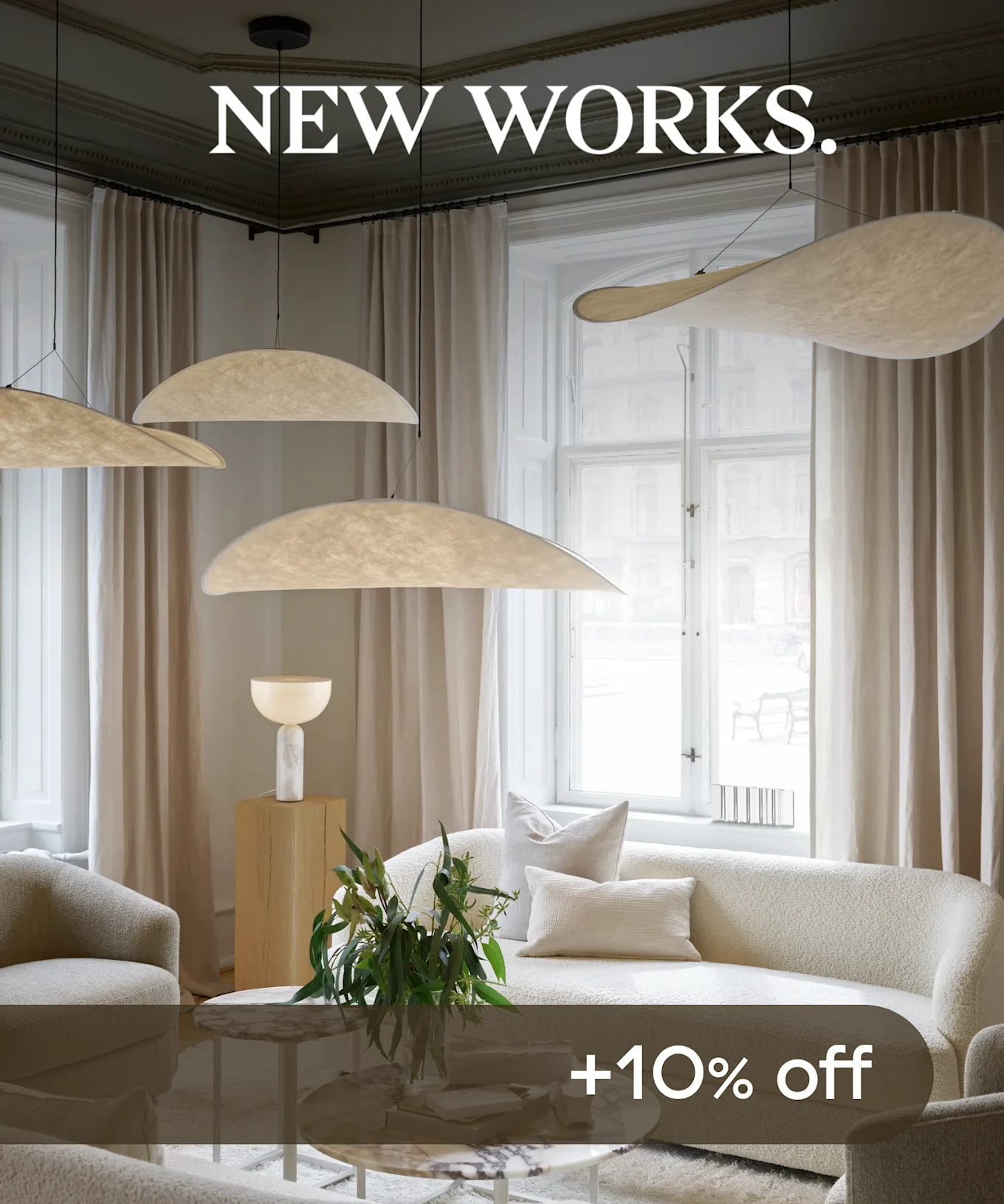 독특한 밝은 펜던트 조명, 질감 있는 소파, 테이블 램프가 있는 현대적인 거실. 텍스트: NEW WORKS. 10% 할인.