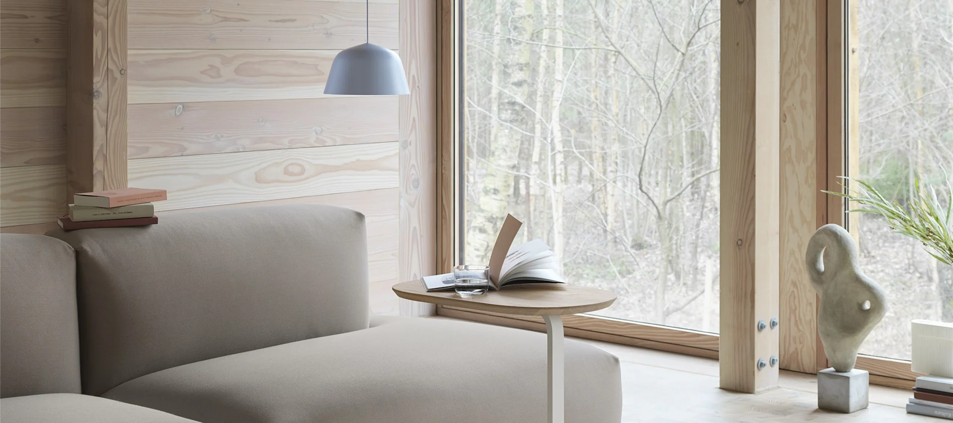 핫데스킹(자율 좌석)은 집에서 업무를 볼 때 하루를 바꾸는 완벽한 방법입니다. 무토 Ambit 펜던트와 Relate 사이드 테이블로 간단하게 핫데스킹을 실현할 수 있죠.