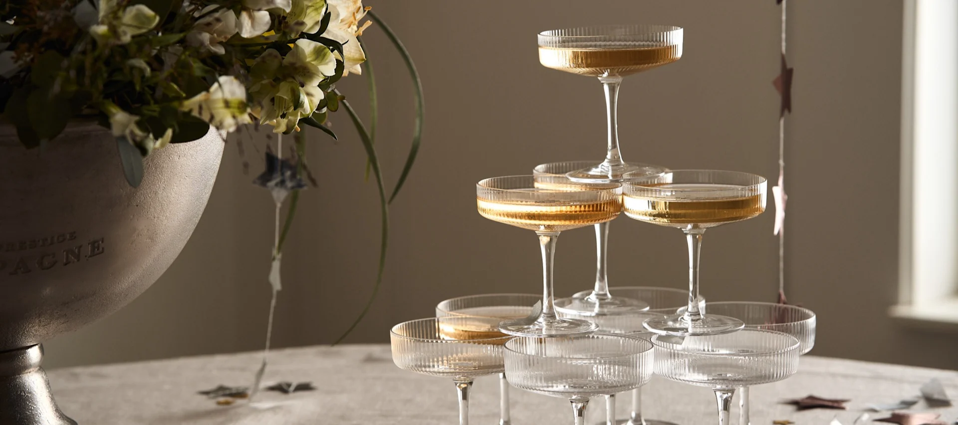 신년 파티를 멋지게 꾸며줄 샴페인 타워를 만드는 방법을 확인해보세요!