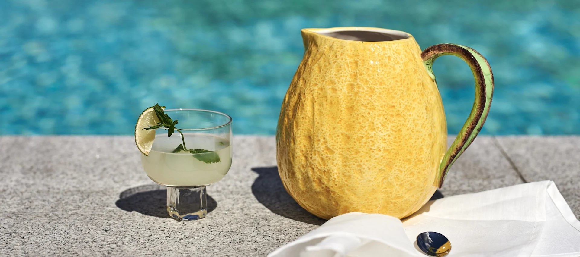 꼭 먹어봐야 할 상큼한 여름 음료 5가지 - 상큼한 진&토닉을 멋진 잔에 담아 마셔보세요!